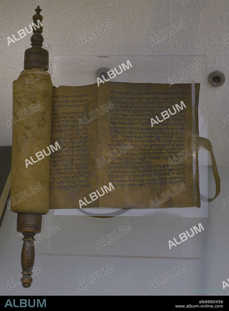 Rollo de Ester (Meguilá de Ester). Libro que se lee en la fiesta de Purim, para conmemorar la salvación de los judíos ante los persas gracias a la intervención de Ester. Escrito en hebreo. Pergamino y guía de madera. Siglo XIX. Procedente de Marruecos. Museo Sefardí. Toledo. Castilla-La Mancha. España.