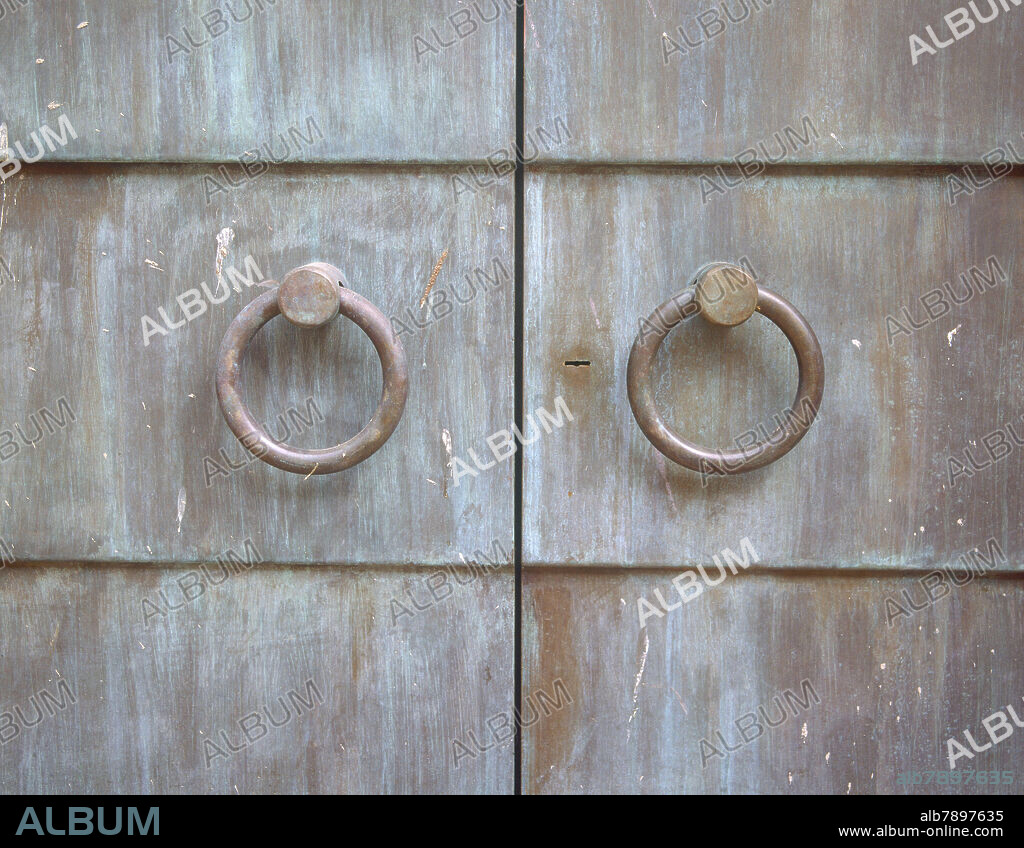ALDABAS DE LAS PUERTAS DE HIERRO.