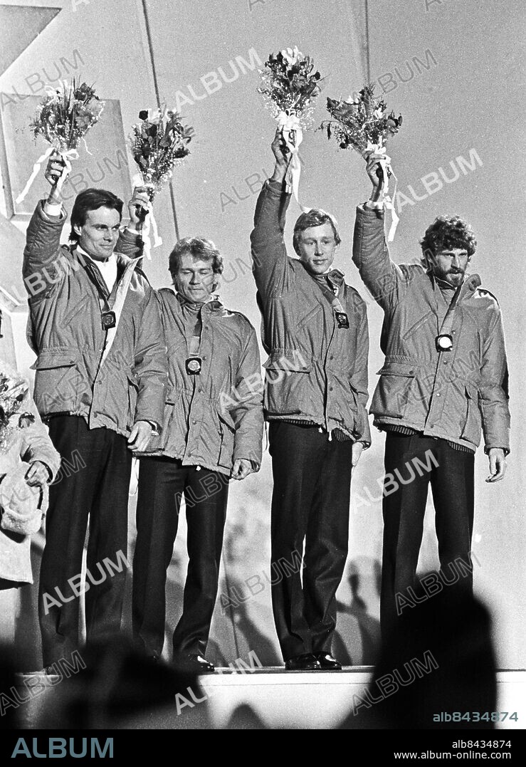 ARKIV 1984-02-16. De svenska stafettherrarna fr. v. Benny Kohlberg, Jan Ottosson, Gunde Svan och Thomas Wassberg står på prispallen och viftar med blomsterkvastar i handen och guldmedaljer runt halsen vid medaljceremonin efter att ha vunnit herrarnas stafett i längdskidåkning vid de olympiska vinterspelen i Sarajevo, Jugoslavien 16:e februari 1984.. Foto: Jan Collsiöö / TT / Kod: 1001.