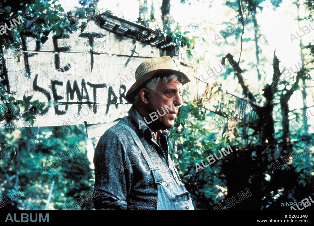 FRED GWYNNE en CEMENTERIO VIVIENTE, 1989 (PET SEMATARY). Copyright PARAMOUNT PICTURES.