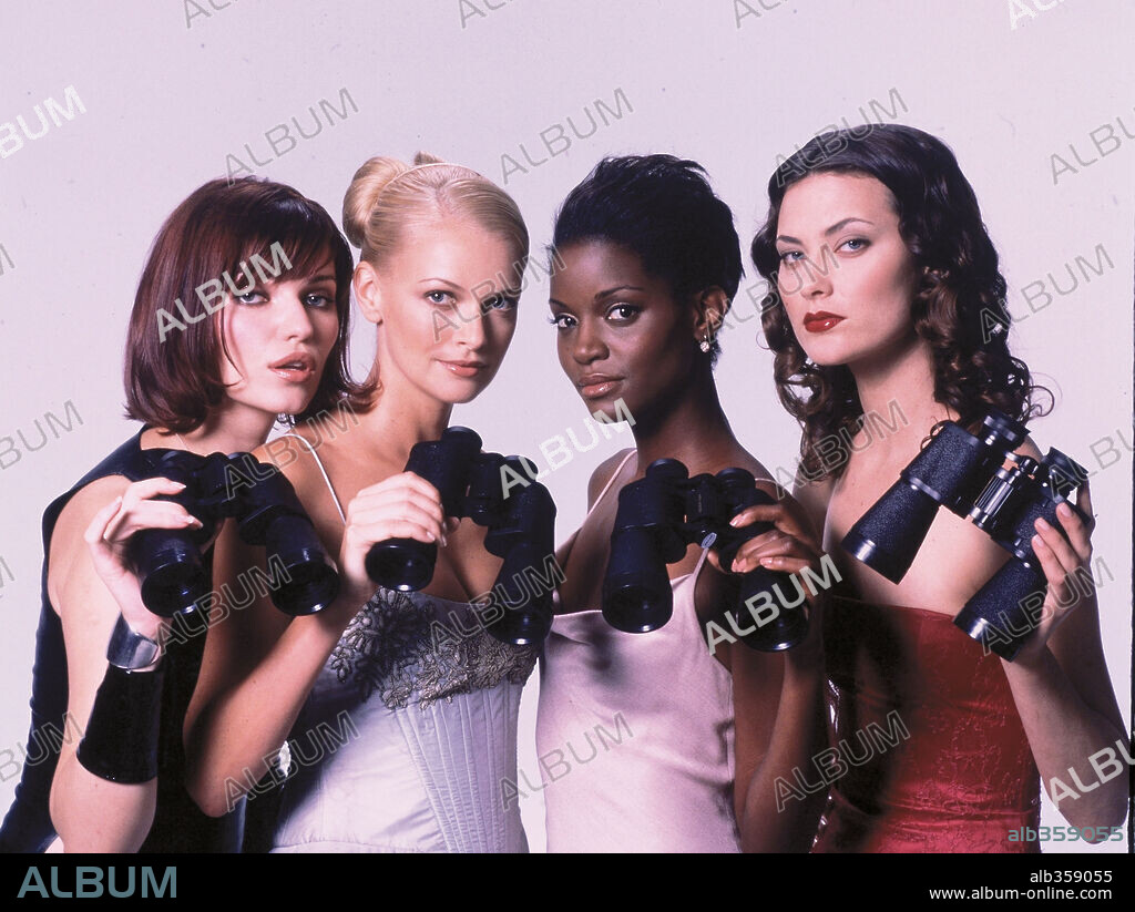 IVANA MILICEVIC, SARAH O'HARE, SHALOM HARLOW and TOMIKO FRASER in HEAD OVER HEELS, 2001, directed by MARK WATERS. Copyright MCA/UNIVERSAL PICTURES / WHITE, TIMOTHY.