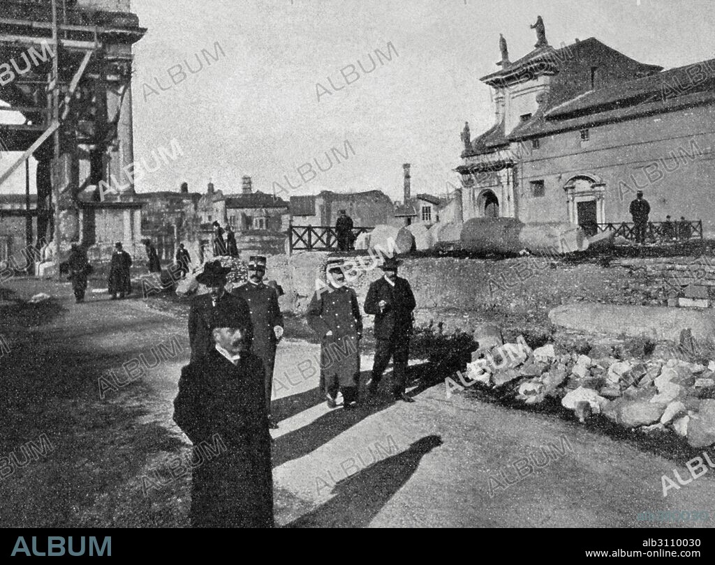 Victor manuel III (1869-1947), rey de italia. "ROMA. Victor Manuel III visitando el Tribunal Imperial recientemente decubierto. Roma, diciembre de 1905. Fotografía antigua. La Ilustración Artística. S. XX.