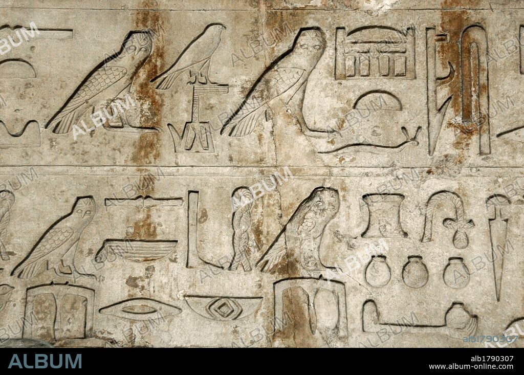 ESCRITURA JEROGLIFICA. Detalle del arquitrabe en piedra caliza de la tumba de Nykaiankh con texto inscrito con una plegaria. El difunto es un sacerdote del Templo del Sol del Rey Userkaf. Museo Británico. Londres. Inglaterra. Reino Unido.