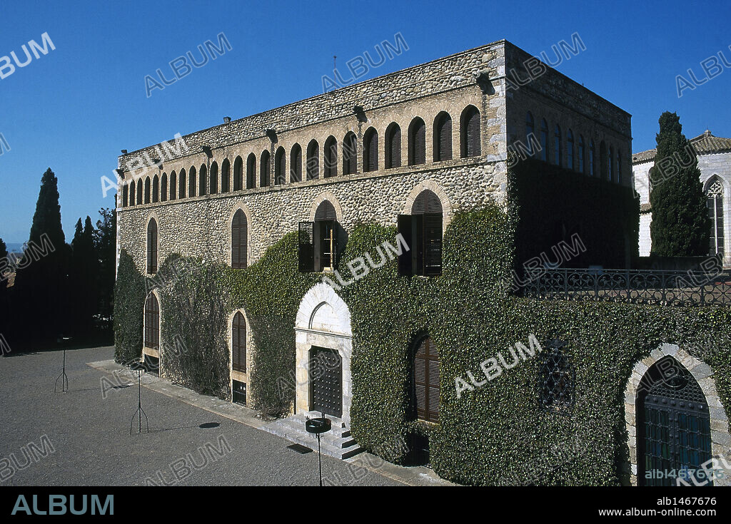 CATALUÑA. PERALADA. Exterior de la biblioteca y museo del CASTILLO-PALACIO. Conserva algunos elementos góticos pero la mayor parte del castillo pertenece a los S. XVI y XVII (S. XVI-S. XVII). Comarca de l'Alt Empordà. Provincia de Girona.