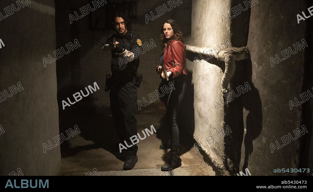 AVAN JOGIA y KAYA SCODELARIO en RESIDENT EVIL: BIENVENIDOS A RACCOON CITY, 2021 (RESIDENT EVIL: WELCOME TO RACCOON CITY), dirigida por JOHANNES ROBERTS. Copyright Constantin Film / Sony Pictures Entertainment.