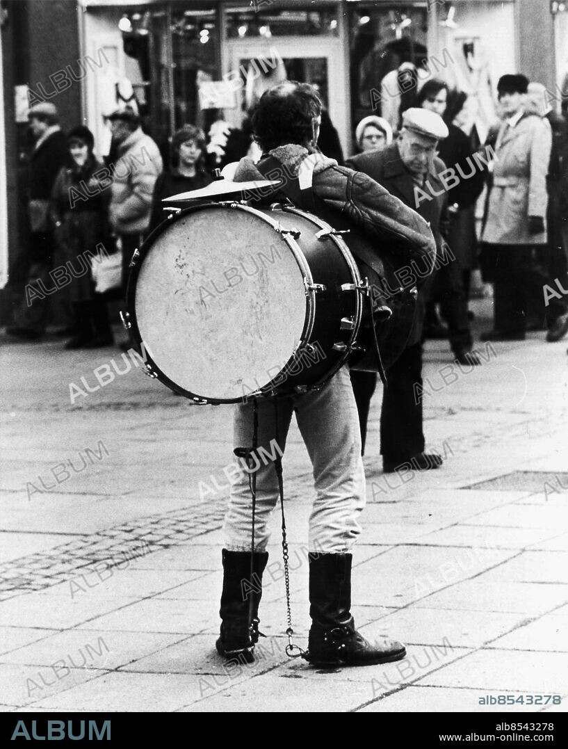 GÖTEBORG 1982-01-13.. Don Partridge - brittisk folkpopsångare och gatusmusikant, som han ser ut bakifrån. *** Local Caption *** GP Foto: Bengt Magnuzon / Kamerareportage / TT / Kod: 2524.
