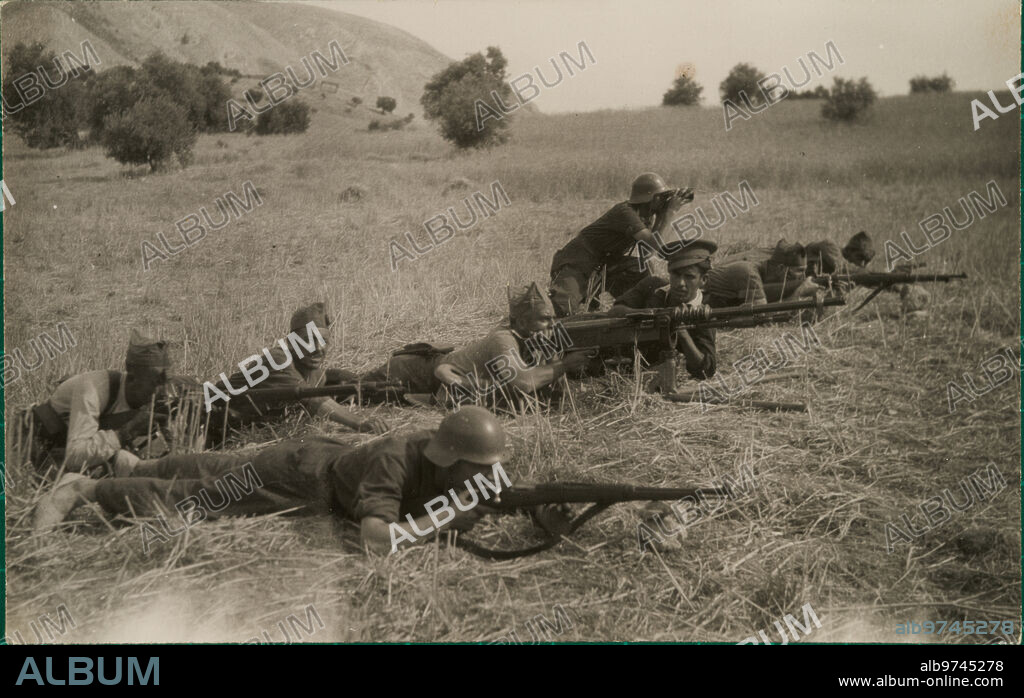 Colomera (Granada), 1936-1939. Spanish Civil War. Soldiers with machine guns and rifles defend elements of Cartagena on the Granada front.