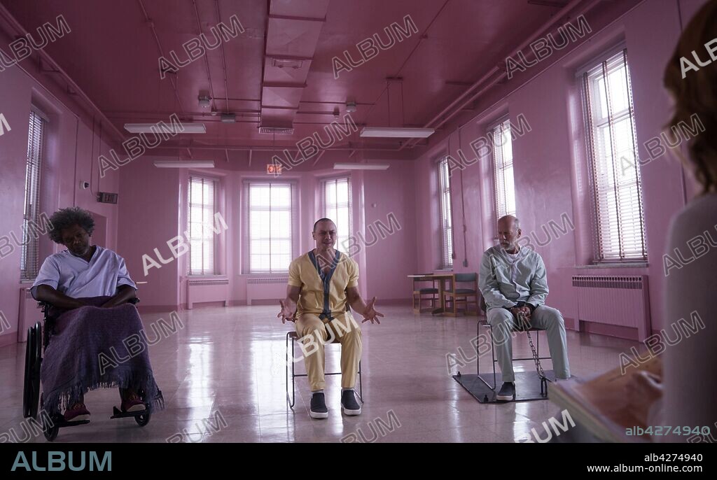 BRUCE WILLIS, JAMES MCAVOY et SAMUEL L. JACKSON dans GLASS, 2019, réalisé par M. NIGHT SHYAMALAN. Copyright UNIVERSAL.