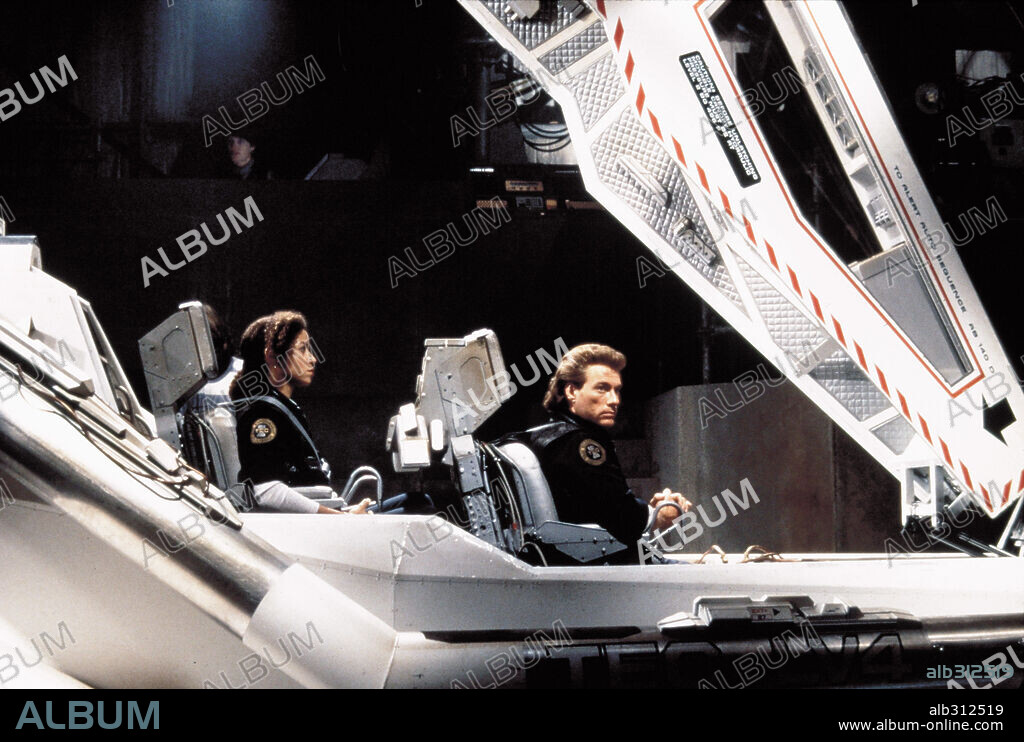 JEAN-CLAUDE VAN DAMME und MIA SARA in TIMECOP, 1994, unter der Regie von PETER HYAMS. Copyright UNIVERSAL PICTURES / LEDERER, JOE.