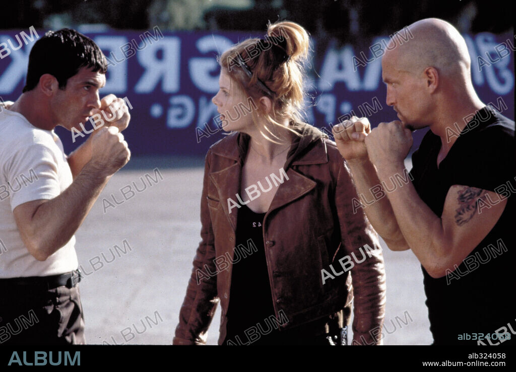 ANTONIO BANDERAS, LOLITA DAVIDOVICH and WOODY HARRELSON in PLAY IT TO THE BONE, 1999, directed by RON SHELTON. Copyright TOUCHSTONE PICTURES / BALDWIN, SIDNEY.