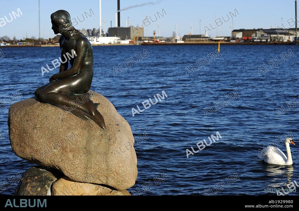 DINAMARCA. COPENHAGUE. Vista de la ESTATUA DE "LA SIRENITA", realizada en bronce en 1913 por el escultor Edgar ERIKSEN. Símbolo de la ciudad. Europa.