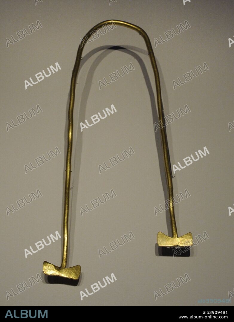 Torques de paletas. Oro. Edad del Bronce Antiguo. El Viso (provincia de Córdoba). Museo Arqueológico Nacional. Madrid. España.