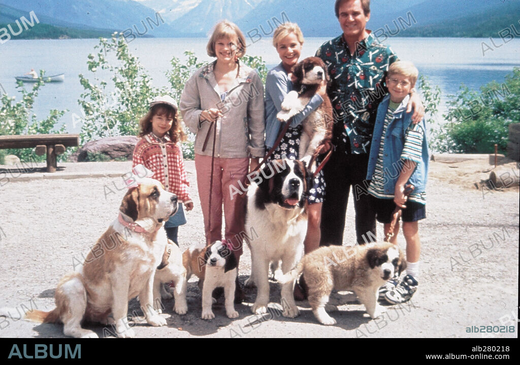 BONNIE HUNT, CHARLES GRODIN, CHRIS PENN y DEBI MAZAR en BEETHOVEN 2: LA FAMILIA CRECE, 1993 (BEETHOVEN'S 2ND). Copyright UNIVERSAL PICTURES.
