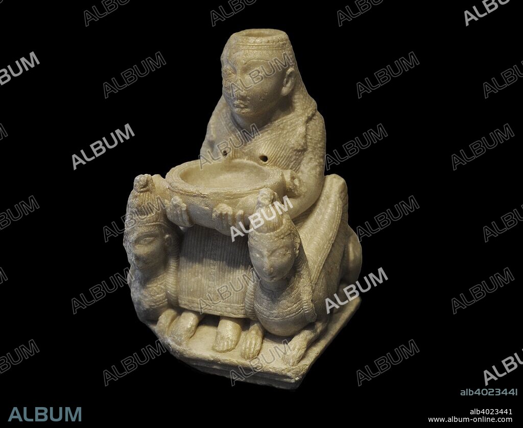 Dama de Galera. Escultura de producción fenicia de principios del siglo VIII a. C. Alabastro. Representa a una diosa entronizada (Astarté) flanqueada por dos efigies con la doble corona egipcia. Sostiene un cuenco con ambas manos. Concebida como recipiente ritual para guardar el aceite para ungir al difunto. Hallada en una tumba ibérica del siglo V a. C. Procedente de la Necrópolis de Tútugi, zona I, sepultura 20 (Galera, provincia de Granada, Andalucía). Museo Arqueológico Nacional. Madrid. España.