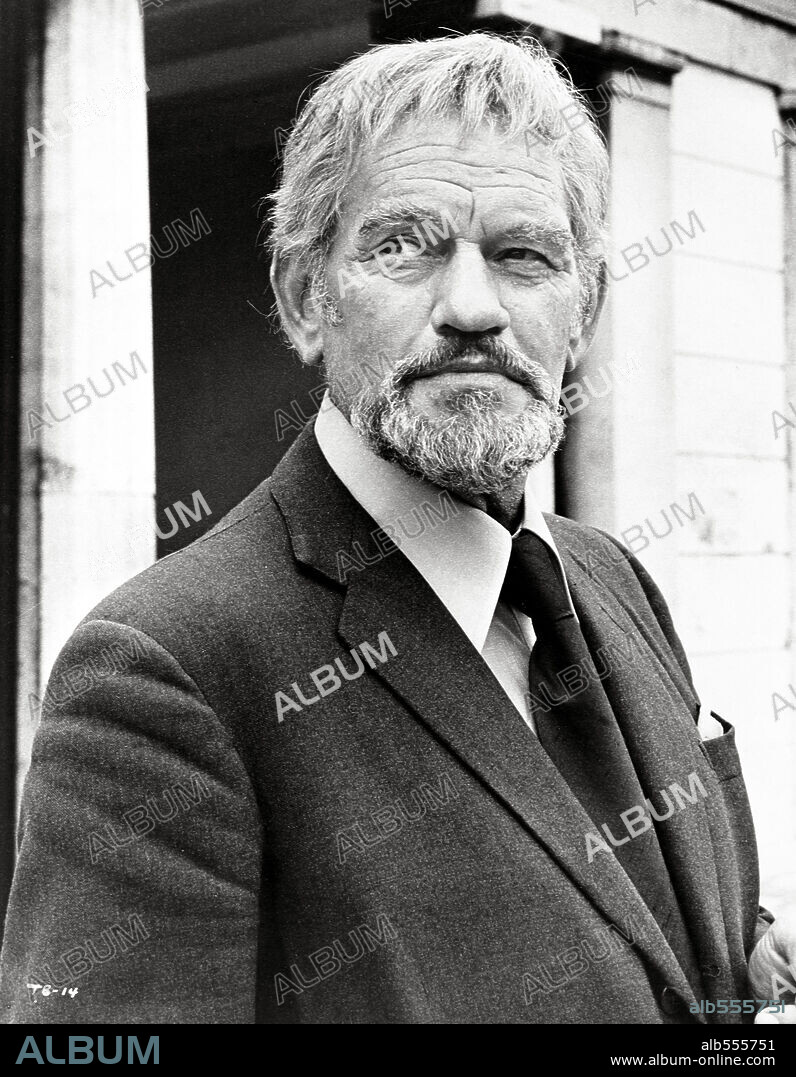 HARRY ANDREWS in THEATRE OF BLOOD, 1973, directed by DOUGLAS HICKOX. Copyright UNITED ARTISTS.
