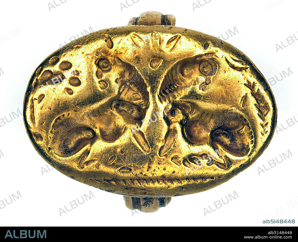 signet ring (antithetic bulls), gold, chased, hammered, gold, total: height: 2.3 cm; width: 1.5 cm; diameter: 1.6 cm (ring); weight: 7.46 g, Body jewelry, grave goods, rule/administration, bull, Aegean Bronze Age, Late Aegean Bronze Age, SH III A1, The oval plate of the signet ring shows two crouching antithetical (or heraldic) bulls. The bodies are oriented towards the center, the heads are turned outwards. There is a branch on the right and a tree on the left. Above the bulls, three leaves of a flower or palmette can be seen. The ring is in the tradition of Minoan signet rings, which mostly show representations from cults and ceremonies. In Mycenaean times there are depictions of hunting and war as well as animals. Such rings belonged to the status symbols of the high-ranking elites.