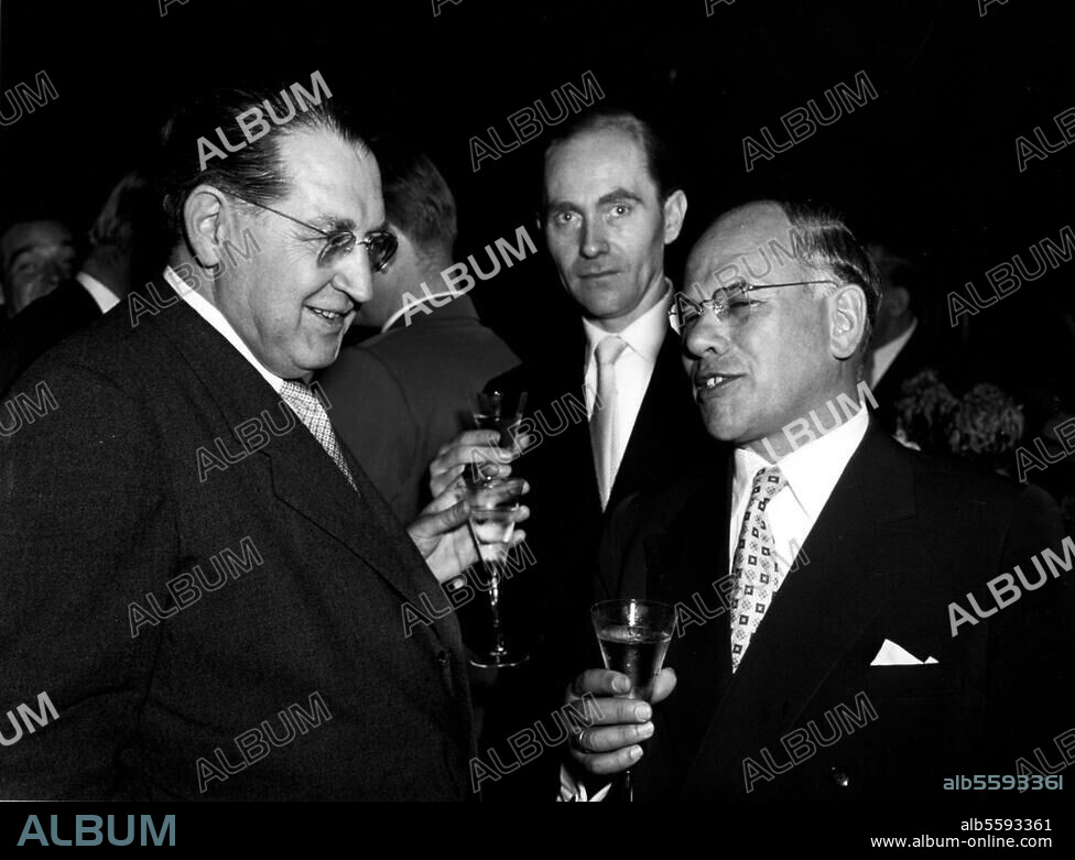 Gerstenmaier, Eugen. 1906-1986. Politiker. Bundestagspräsident Eugen Gerstemmaier am 30.10.1955 im Rathaus Schöneberg im Gespräch mit dem Vorsitzenden der SPD, Erich Ollenhauer. Foto.