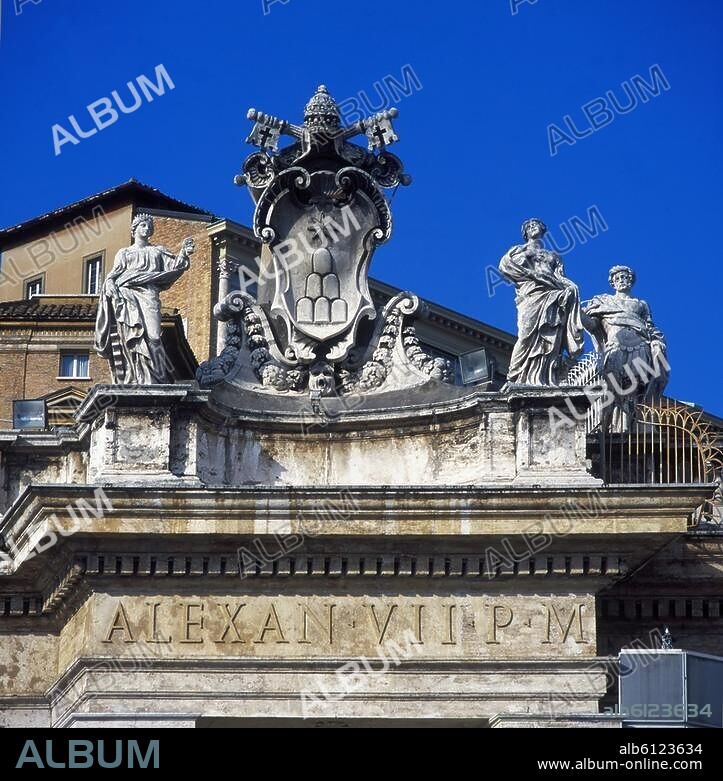 Rom / Roma (Italien), Vatikan / Città del Vaticano, Petersplatz / Piazza di S. Pietro (1656-67 angelegt von Gian Lorenzo Bernini). /-Teilansicht der Nordkolonnade: Attika an der Ecke zur Piazza Retta mit Wappen und Inschrift Papst Alexanders VII.-/ Foto, 2003.