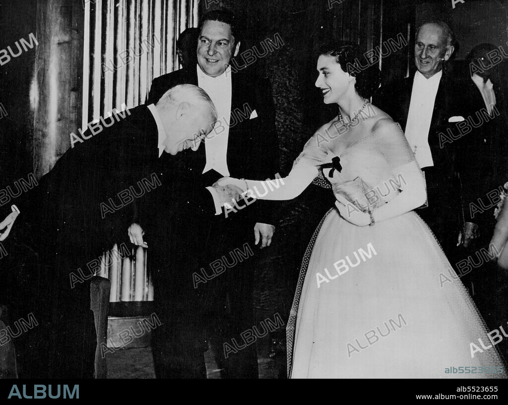 Charlie Welcomes Princess To Premier -- Charles Chaplin Deams as he bends over the hand of Princess Margaret as the Princess arrived at the Odeon theatre, Leicester-Square, London, this evening, October 16, for the premiere of Chaplin's new film "Limelight", Others in picture are unidentified. October 16, 1952. (Photo by Rota Picture).