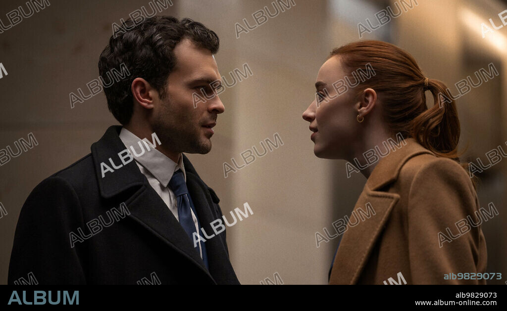 ALDEN EHRENREICH and PHOEBE DYNEVOR in FAIR PLAY, 2023, directed by CHLOE DOMONT. Copyright MRC Film.