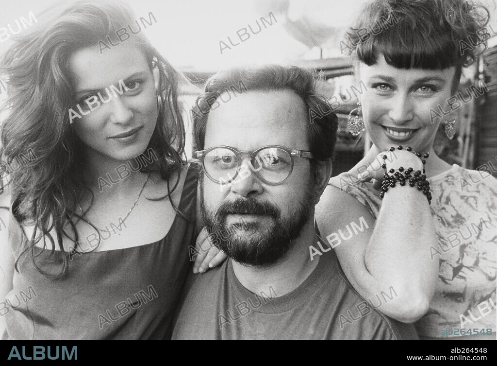 AITANA SANCHEZ-GIJON, FERNANDO COLOMO and VERONICA FORQUE in GOING SOUTH SHOPPING (BAJARSE AL MORO, 1989), directed by FERNANDO COLOMO. Copyright LOLAFILMS.