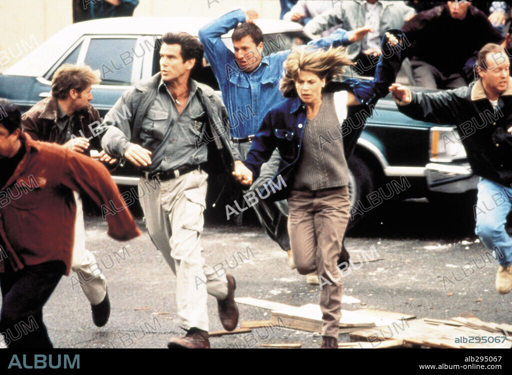 LINDA HAMILTON and PIERCE BROSNAN in DANTE'S PEAK, 1997, directed by ROGER DONALDSON. Copyright PARAMOUNT/UNIVERSAL/MGM.
