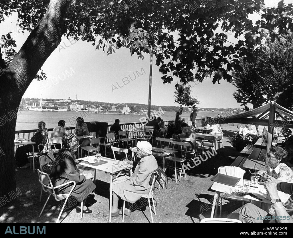 Stockholm 1976-06-29. Fjällgatans kaffestuga har inte bara utsikten att bjuda på. Den ligger mysigt också. På Fjällgatan finns flera hus som är från 1700-talet. Det är träkåkar och stenkåkar blandade. Öppet kl 822, söndagar kl 1022. Kaffe 2.50 kr, wienerbröd 1.75 kr, kakao 1.75.. Foto: Per Kagrell / Expressen / TT / Kod: 26. ** AFTONBLADET OUT **.