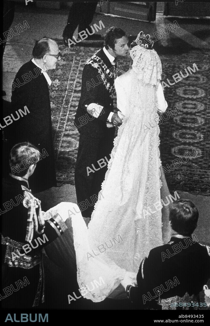 STOCKHOLM 19760619. Kung Carl XVI Gustaf gifter sig med Silvia Sommerlath i Storkyrkan i Stockholm. Kungen kysser sin blivande hustru före vigseln. Foto: Jonny Graan / Expressen / Scanpix Kod: 16 . ** AFTONBLADET OUT ** Swedish King Carl XVI Gustaf will be celebrating his 70th birthday on April 30, 2016.
