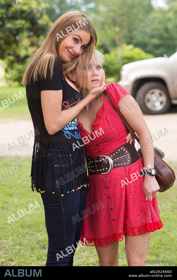 REESE WITHERSPOON and SOFIA VERGARA in HOT PURSUIT, 2015, directed by ANNE FLETCHER. Copyright MGM/NEW LINE CINEMA/PACIFIC STANDARD/WARNER BROS.
