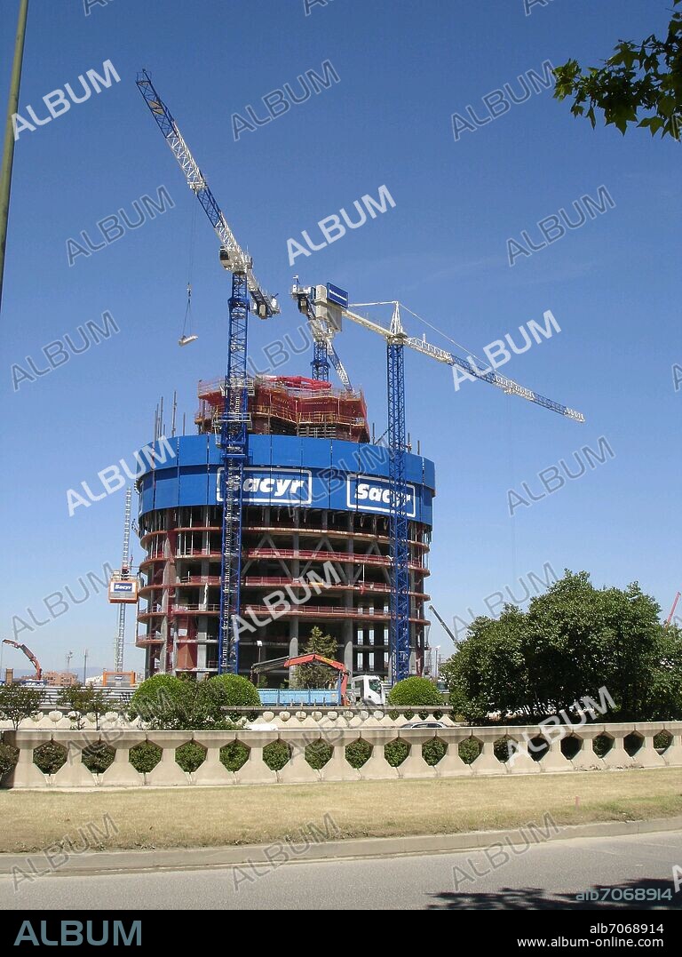 CARLOS RUBIO CARVAJAL Y ENRIQUE ALVAREZ-SALA WALTH. CONSTRUCCION DE LA TORRE PwC ANTES SACYR VALLEHERMOSO UNA DE LAS CUATRO TORRES DE LA ANTIGUA CIUDAD DEPORTIVA DEL REAL MADRID - FOTO 2006.