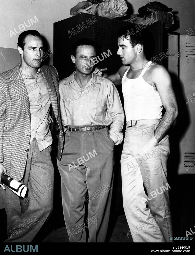 FRED ZINNEMANN, MARLON BRANDO and MONTGOMERY CLIFT in FROM HERE TO ETERNITY, 1953, directed by FRED ZINNEMANN. Copyright COLUMBIA PICTURES.