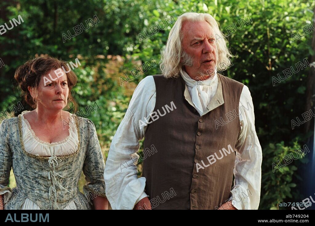 BRENDA BLETHYN und DONALD SUTHERLAND in PRIDE & PREJUDICE, 2005, unter der Regie von JOE WRIGHT. Copyright UNIVERSAL PICTURES / BAILEY, ALEX.