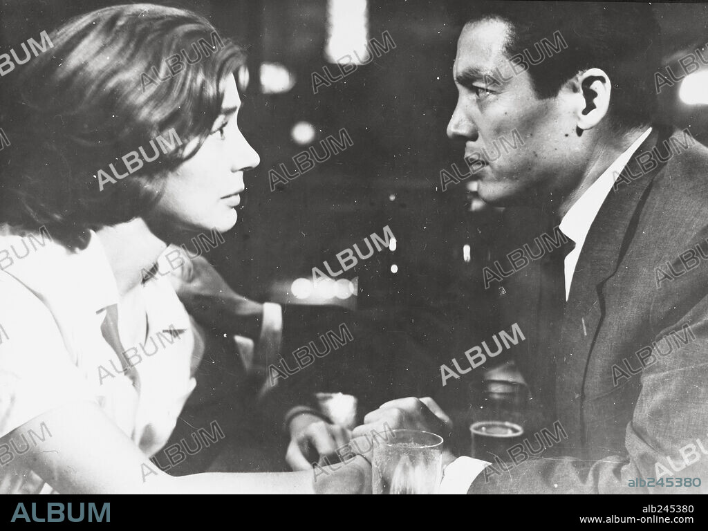 EIJI OKADA et EMMANUELLE RIVA dans HIROSHIMA MON AMOUR, 1959, réalisé par ALAIN RESNAIS. Copyright ARGOS/COMO/PATHE OVERSEAS/DAIEI MOTION P.