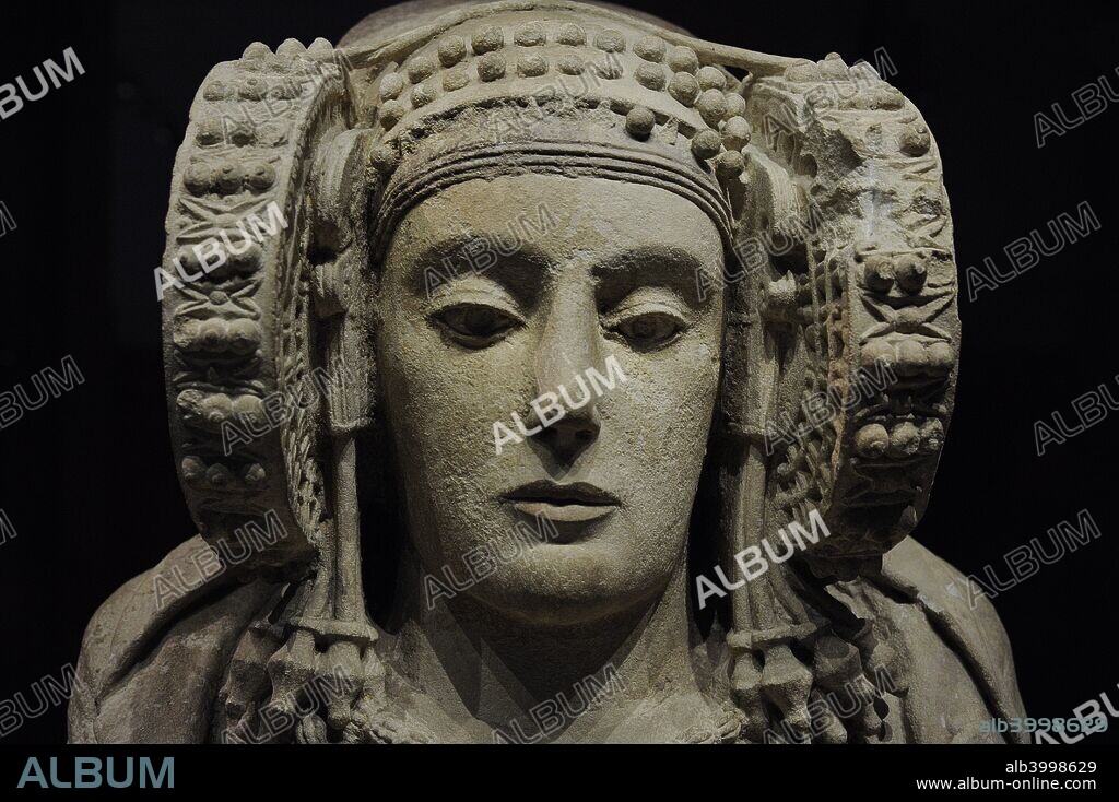 Dama de Elche. Busto femenino íbero, originalmente policromado. Siglos V-IV a. C. Piedra caliza. Detalle. Procedente del Yacimiento de La Alcudia (Elche, provincia de Alicante, Comunidad Valenciana). Museo Arqueológico Nacional. Madrid. España.