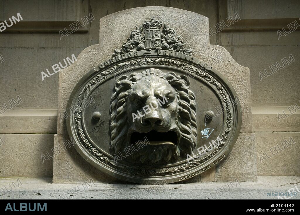BOCA DE BUZON DE CORREOS CON FIGURA DE LEON.