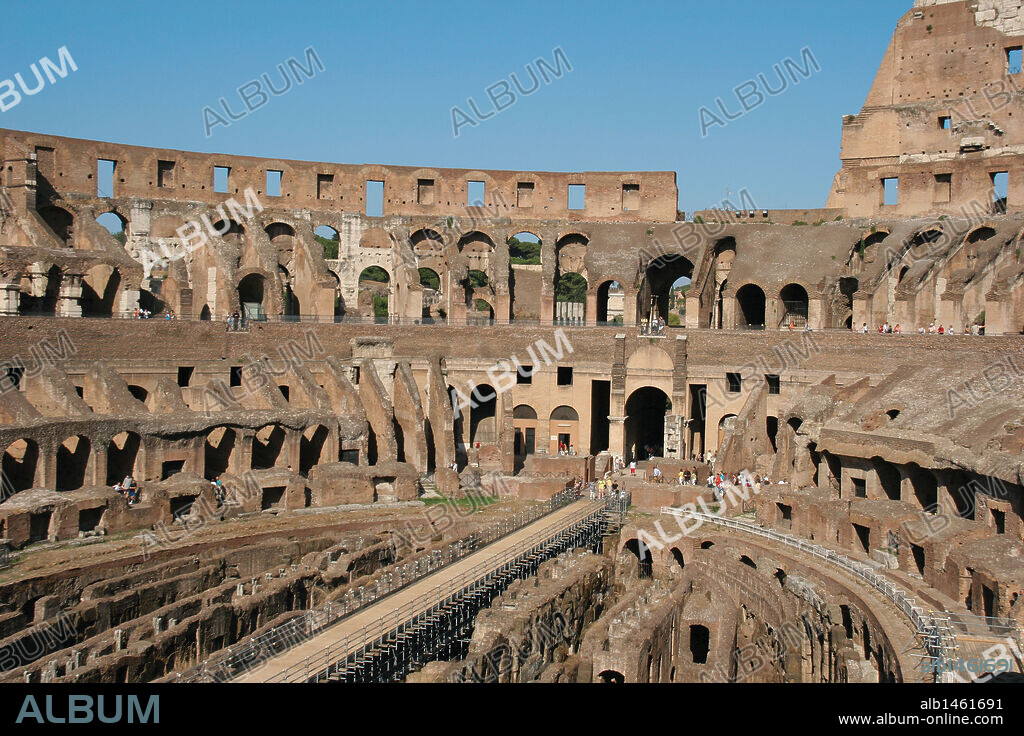 ARTE ROMANO. ITALIA. COLISEO o ANFITEATRO FLAVIO, construido bajo mandato de Vespasiano y Tito e inagurado el año 80 d. C. Interior del anfiteatro. Roma.