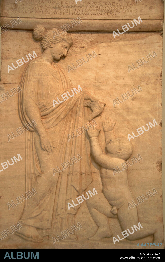 ARTE GRIEGO. GRECIA. SIGLO V. ESTELA FUNERARIA en mármol. Relieve con una JOVEN OFRECIENDO UN PAJARO CON SU MANO IZQUIERDA A UN NIÑO ARRODILLADO QUE SE LEVANTA PARA COGERLO. El memorial fue levantado por los padres de los dos hermanos Mnesagorá y Nikochares. Hallada en Vari (Atica). Fechada hacia el año 420 a. C. Museo Arqueológico Nacional. Atenas.