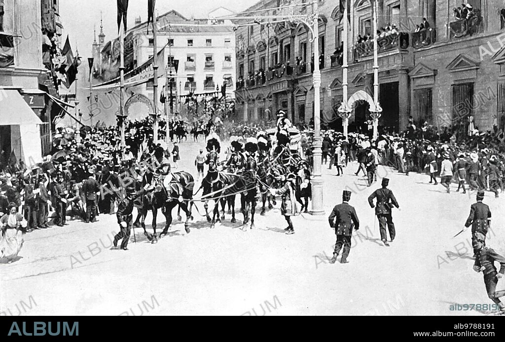 Foto del atentado cometido por el Anarquista. Mateo morral contra los Reyes de España, en la calle Mayor, de Madrid. En la Imagen, Momentos después del suceso.