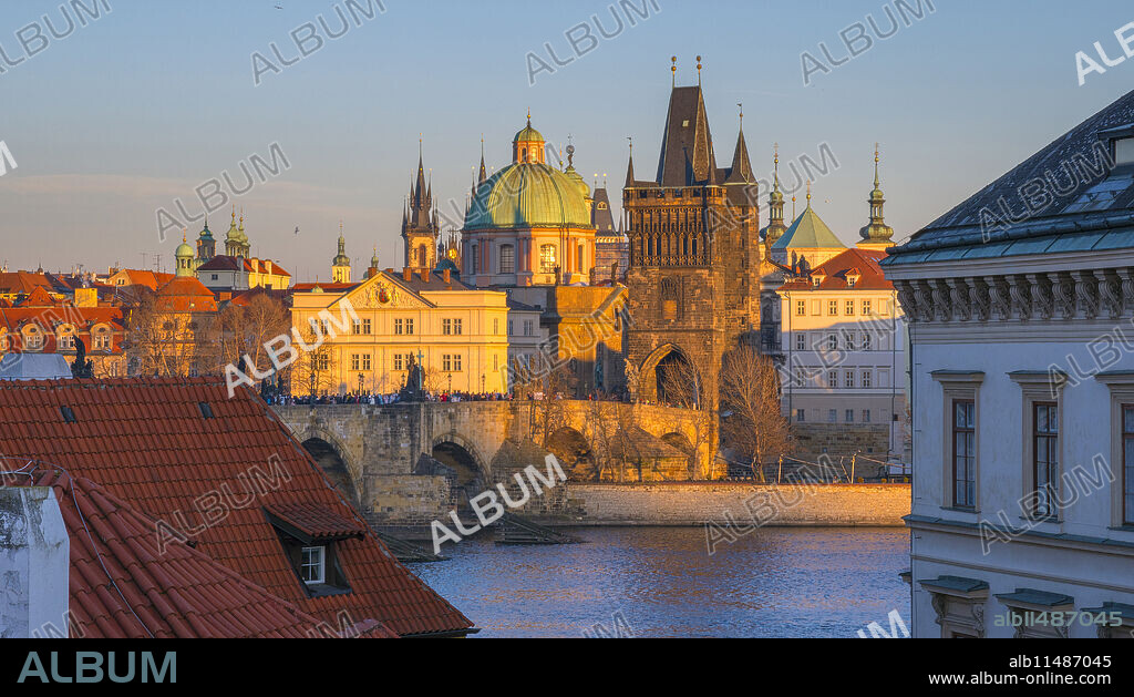 Charles Bridge (Karluv Most) over River Vltava, UNESCO World Heritage Site, Prague, Czech Republic, Europe.