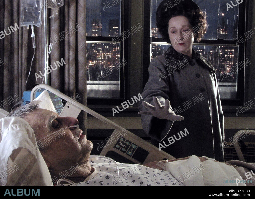 AL PACINO and MERYL STREEP in ANGELS IN AMERICA, 2003, directed by MIKE NICHOLS. Copyright AVENUE PICTURES.