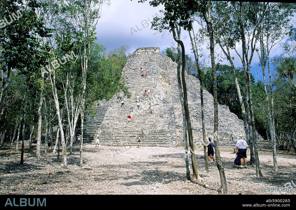 Cobá, (Riviera Maya), zona arqueológica, pirámide Nochon Mul, 42 mts. (la más alta del Yucatán).
