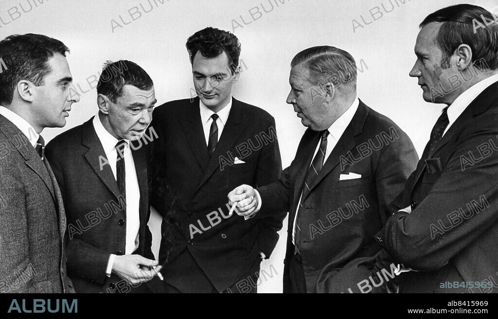 ARKIV SÖDERTÄLJE 19671018. Ombuden för de neurosedynskadade barnen, från vänster: Notarie Leif Silbersky, advokat Sune Haller, licentiat Robert Nilsson och advokaterna Olof Perselius och Henning Sjöström.. Foto: Roland Jansson / DN / SCANPIX / Kod: 192 . ** SVD OUT **.