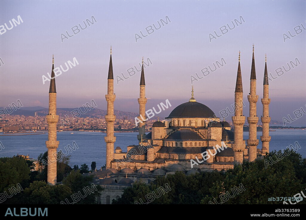 Dome and minarets of the Blue Mosque (Sultan Ahmat Mosque), UNESCO World Heritage Site, Istanbul, Turkey, Europe.