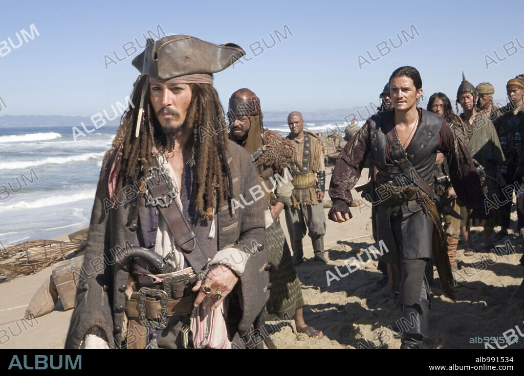 JOHNNY DEPP und ORLANDO BLOOM in PIRATES OF THE CARIBBEAN: AT WORLDS END, 2007, unter der Regie von GORE VERBINSKI. Copyright WALT DISNEY PICTURES / VAUGHAN, STEPHEN.