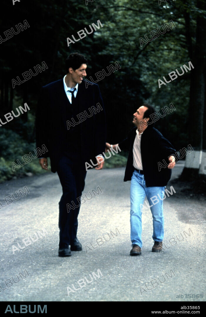 BILLY CRYSTAL and GHEORGHE MURESAN in MY GIANT, 1998, directed by MICHAEL LEHMANN. Copyright CASTLE ROCK ENTERTAINMENT.