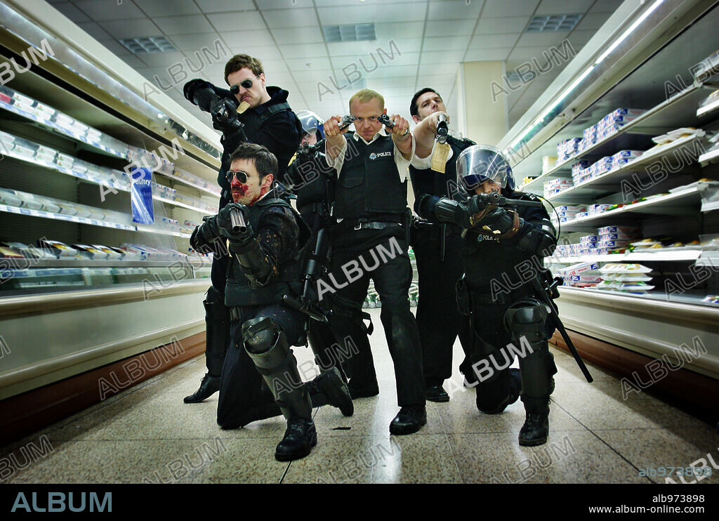 NICK FROST, OLIVIA COLMAN, PADDY CONSIDINE, RAFE SPALL and SIMON PEGG in HOT FUZZ, 2007, directed by EDGAR WRIGHT. Copyright WORKING TITLE FILMS / NETTHEIM, MATT.