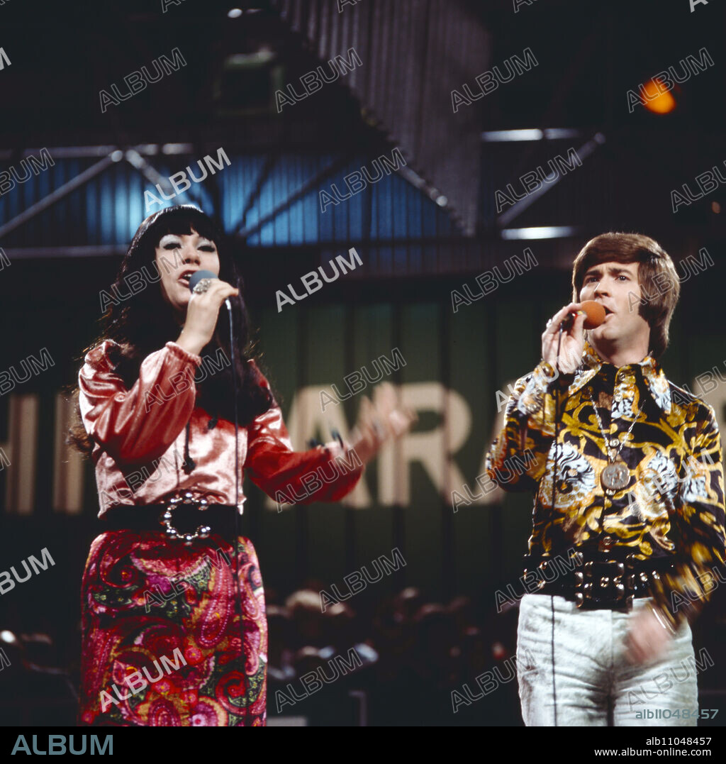 Hit parade, ZDF music program, 1971, performance by Nina & Mike, German pop duo.