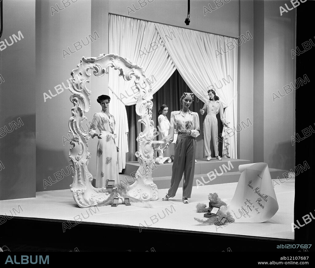 Lounging apparel window display at Marshall Field & Company, Chicago, Illinois, May 19, 1943.