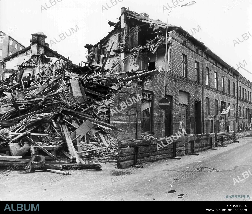 GÖTEBORG 1982-10-13.. Pustervikskällaren i ruiner - Göteborgskrogen i folkmun kallad Röva - med anor från 1877. Rivningsbeslutet kom snabbt för den siste hyresgästen Konsthantverkshuset. *** Local Caption *** GP Foto: Harry Nicolaisen / Kamerareportage / TT / Kod: 2524.