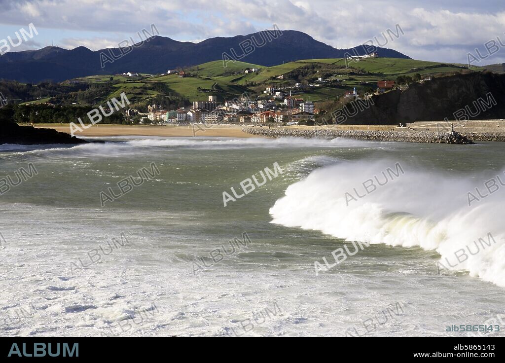 Zumaia / Zumaya; vista del litoral con grandes olas que justifican la práctica de "surf" en esta zona.
